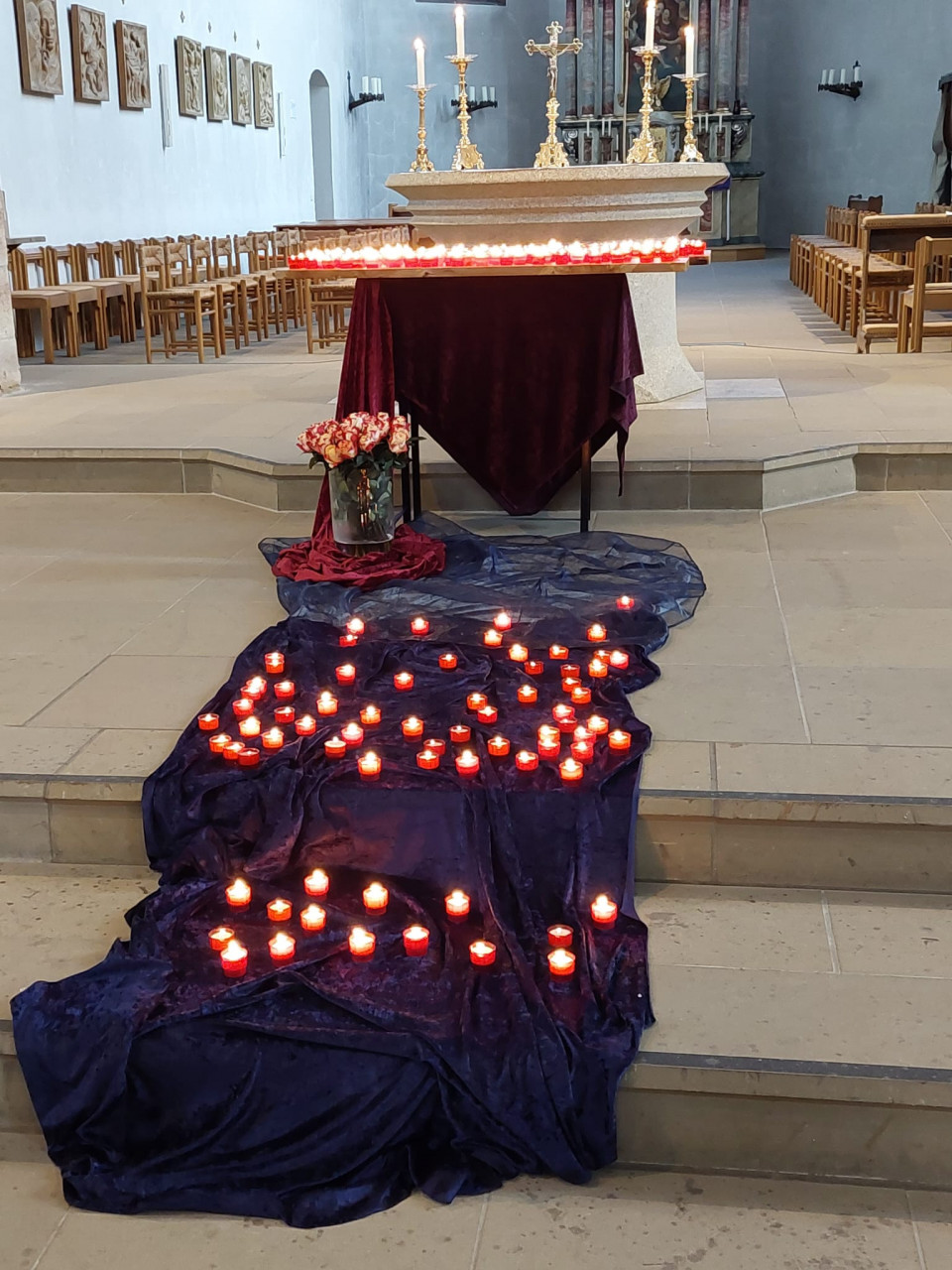mit Kerzen geschmückter Altarraum