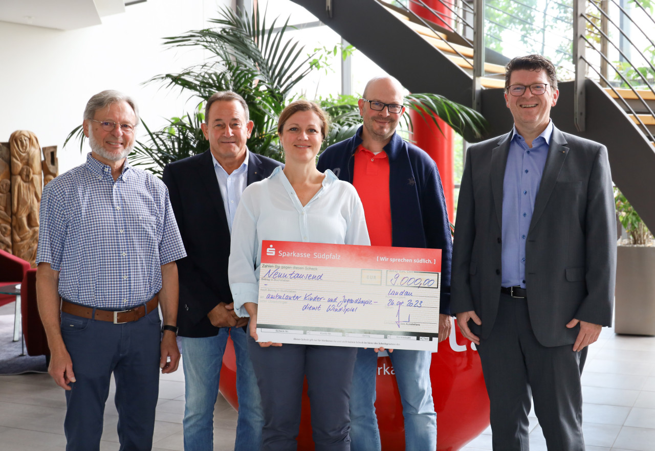 vlnr: Dieter Weber (Förderverein AHZ), Franz-Josef Heintz (Lions Club), Susanne Ziegler (AHZ), Markus Pfaffmann (Präsident Lions Herxheim-Landau), Bernd Jung (Sparkassenvorstand, ehemaliger Präsident Lions Herxheim-Landau)