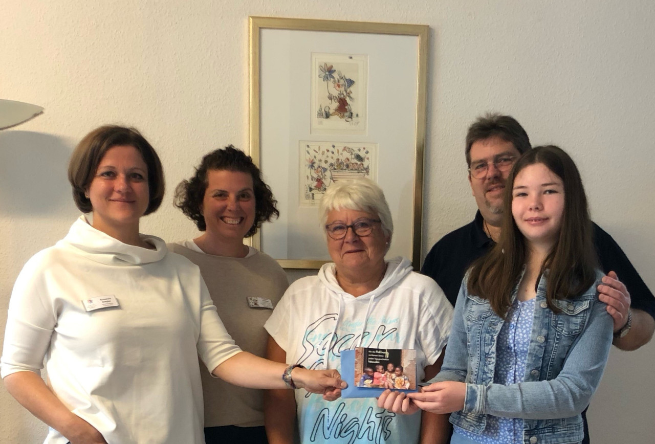 Spendenübergabe der KonfirmandInnen Rheinzabern